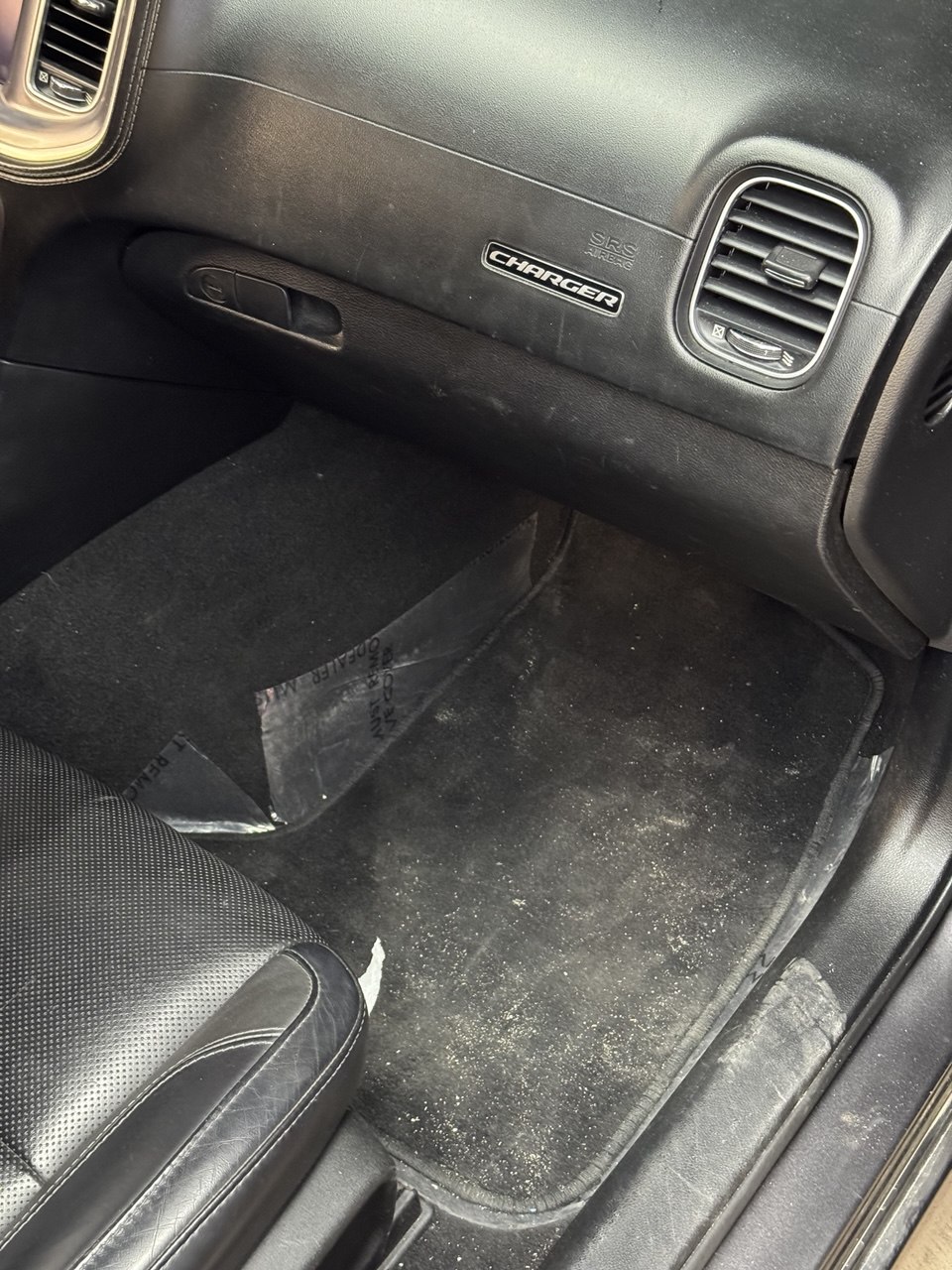 CZYSZCZENIE WNĘTRZA / RENOWACJA PLASTIKÓW - zdjęcie 1